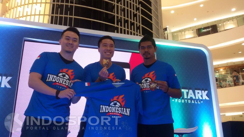 Bambang Pamungkas (kanan) dan Arthur Irawan (tengah) saat meluncurkan game ASTARK: Football Copyright: &copy; Lanjar Wiratri/INDOSPORT